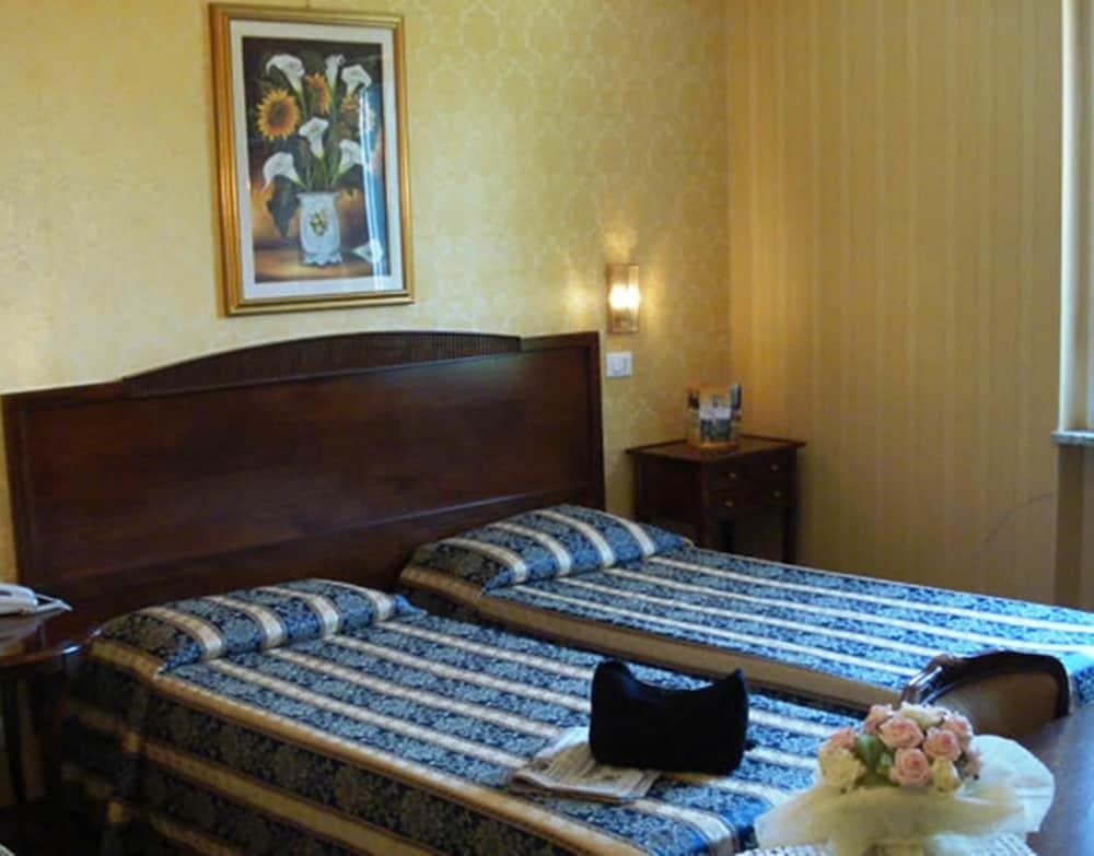 Hotel Villa Aricia アリッチャ エクステリア 写真